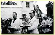 Portando las coronas