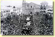 Multitud en la Plaza Nueva el  dia de la Coronaci&oacute;n