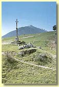 Paraje conocido como la Primera Cruz en la Sierra de Aras,  con el santuario al fondo