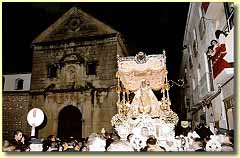 Momento de la solemne procesi&oacute;n