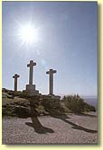 Cruces que culminan la via sacra en lo alto de Sierra de Aras